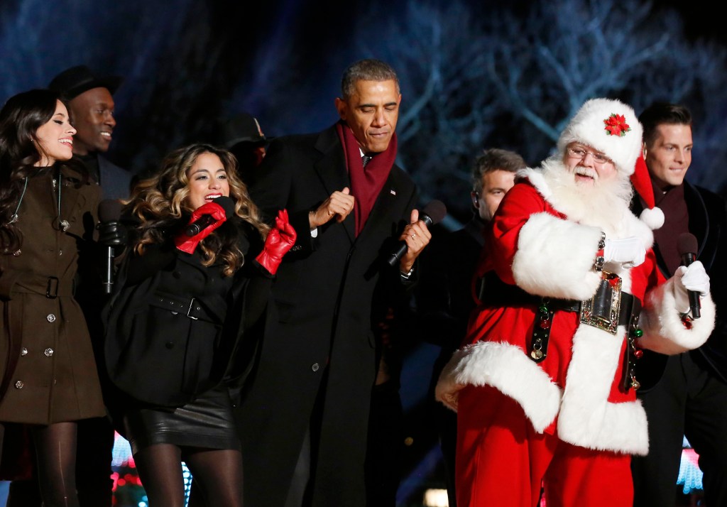O presidente Barack Obama dança ao lado do Papai Noel em evento de iluminação da árvore de natal perto da Casa Branca