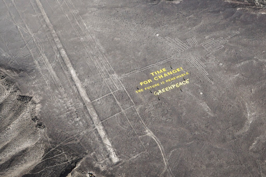 Frase colocada por ativistas do Greenpeace nas históricas linhas de Nazca, no Peru
