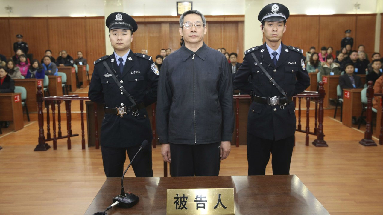 Liu Tienan, ex-vice-diretor da Comissão Nacional de Desenvolvimento e Reformas (NDRC), à prisão perpétua por receber propinas