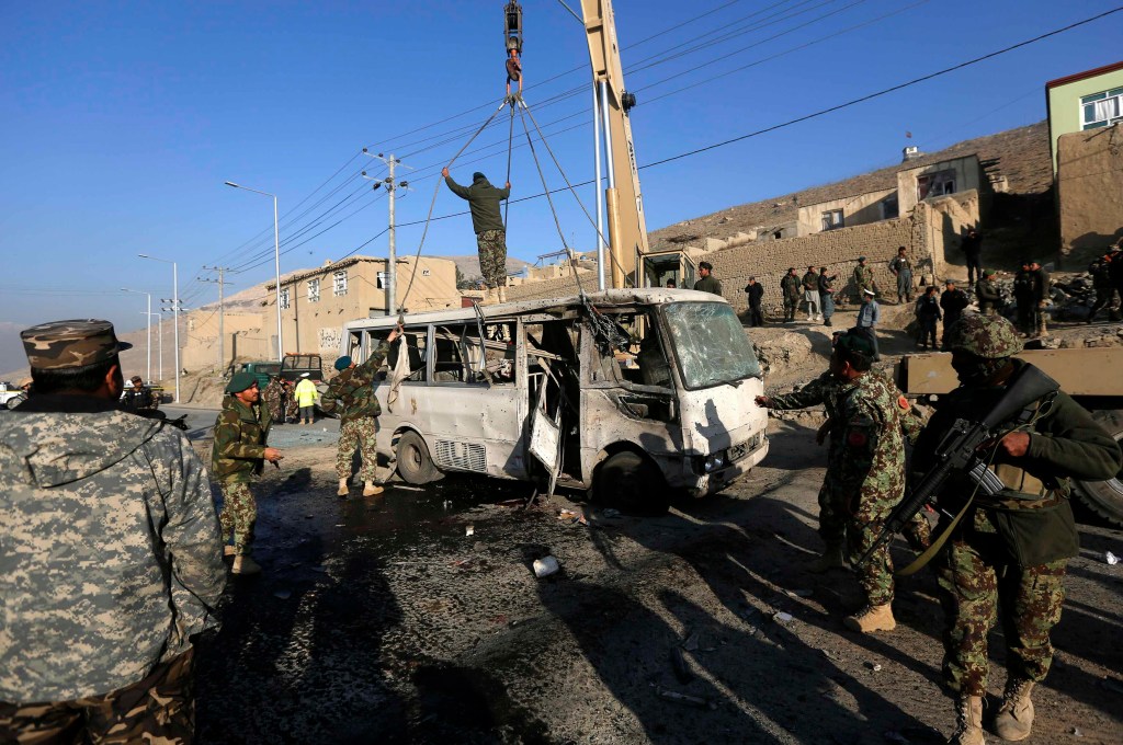 Militares do Exército afegão inspecionam local de ataque suicida em Cabul