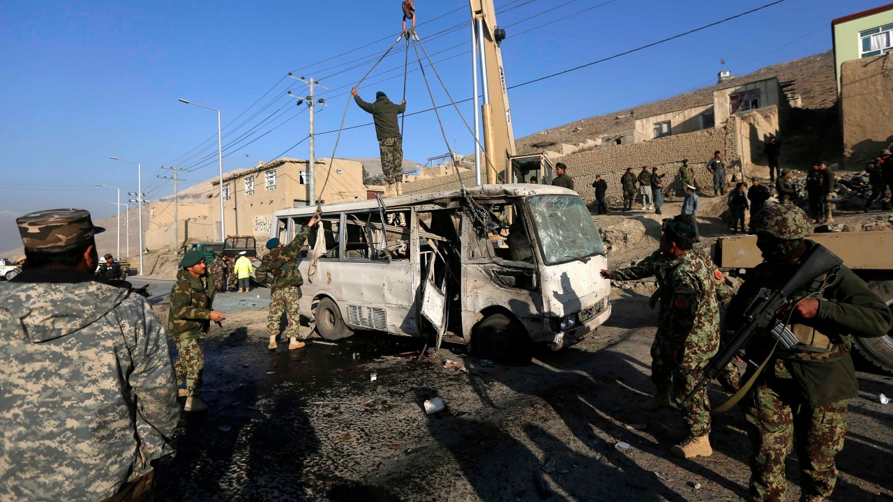 Militares do Exército afegão inspecionam local de ataque suicida em Cabul