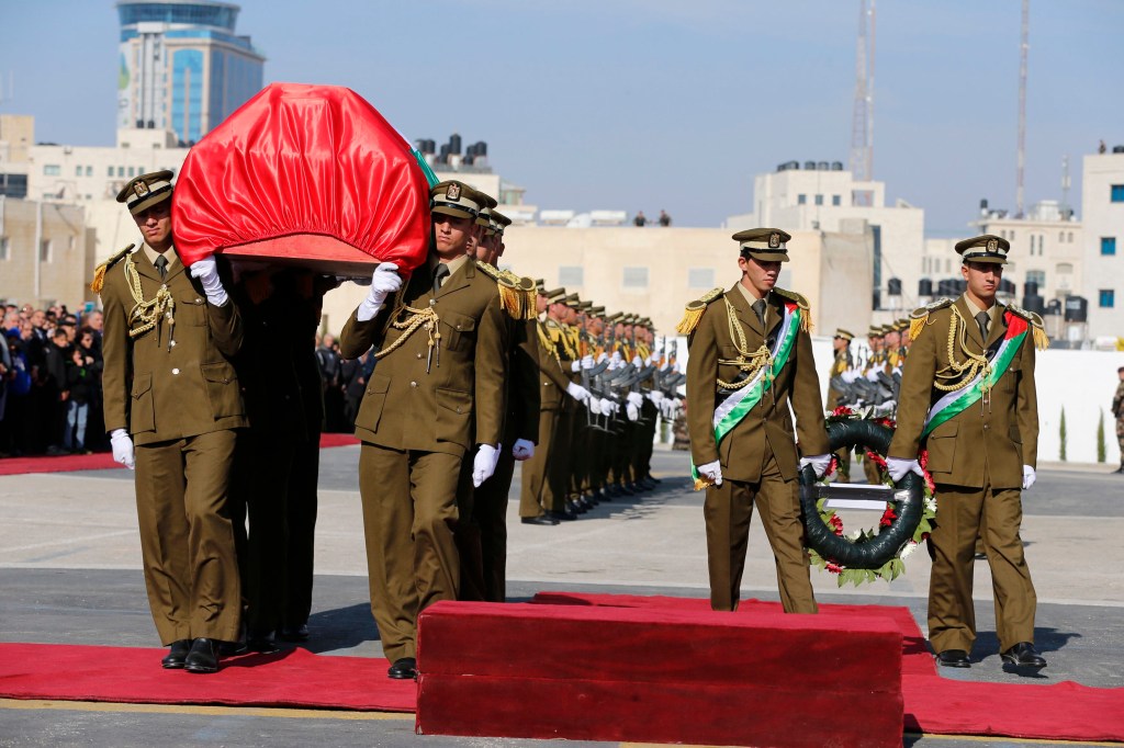 Caixão do ministro palestino Ziad Abu Ein é carregado em funeral na cidade de Ramallah