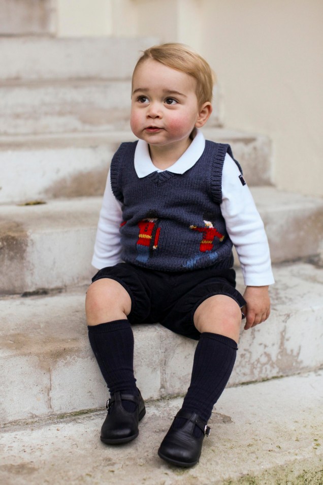 O príncipe George posa em pátio do Palácio de Kensington, em Londres, para foto oficial de Natal