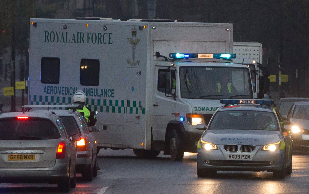Enfermeira britânica com ebola chega de ambulância ao Hospital Royal Free, em Londres, após ser diagnosticada com a doença na Escócia