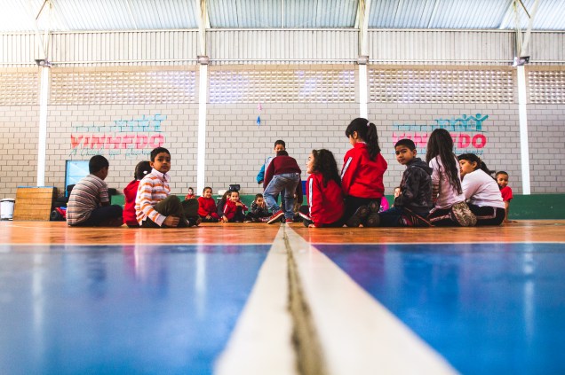 Aula de capoeira no contraturno da escola Abel Maria Torres, em Vinhedo (SP). Atividades oferecem atrativo para crianças da zona rural.