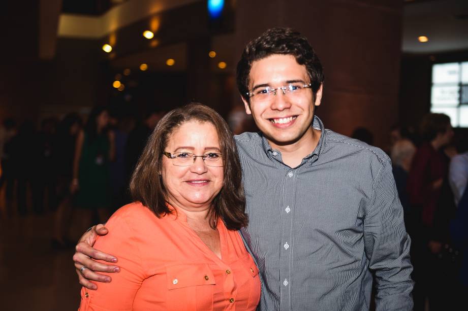 “Ele tem muitos fãs, a maioria mulheres, porque o estilo dele é muito romântico”, diz Lucia, 51, ao lado do filho Eduardo, 26