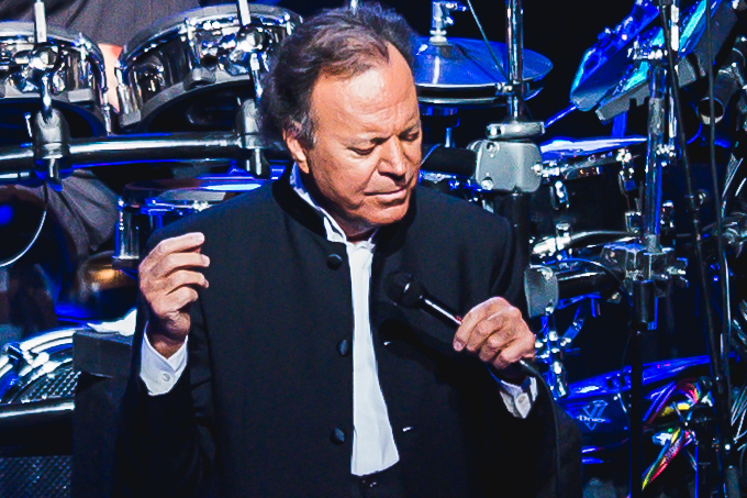 Julio Iglesias se apresenta no Citibank Hall em São Paulo