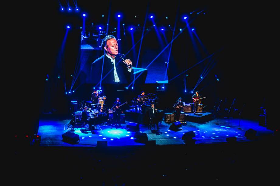 Julio Iglesias se apresenta no Citibank Hall em São Paulo