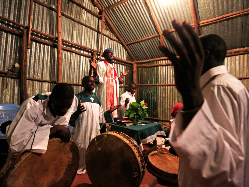 Membros da Igreja Musanda Holy Ghost oram prara celebrar a virada do ano na cidade de Kibera, no Quênia