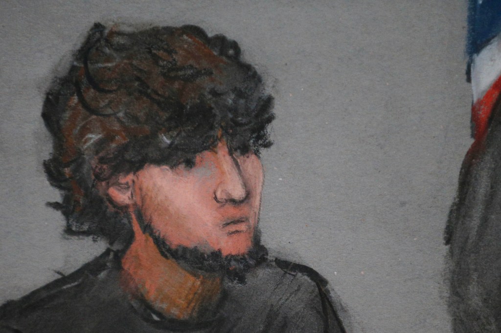 O terrorista de Boston, Dzhokhar Tsarnaev, comparece a tribunal no primeiro dia de seleção de membros do júri que vai decidir sua sentença