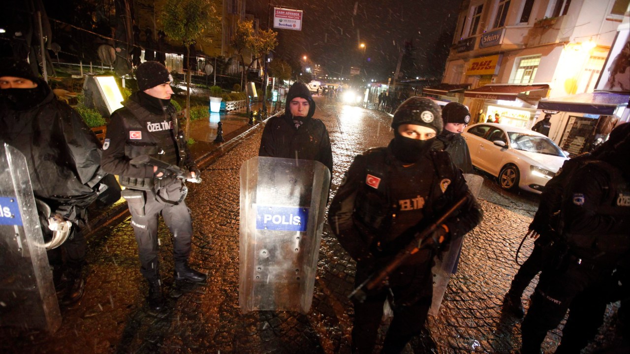 Policiais perto do local onde mulher-bomba detonou explosivos, no centro de Istambul