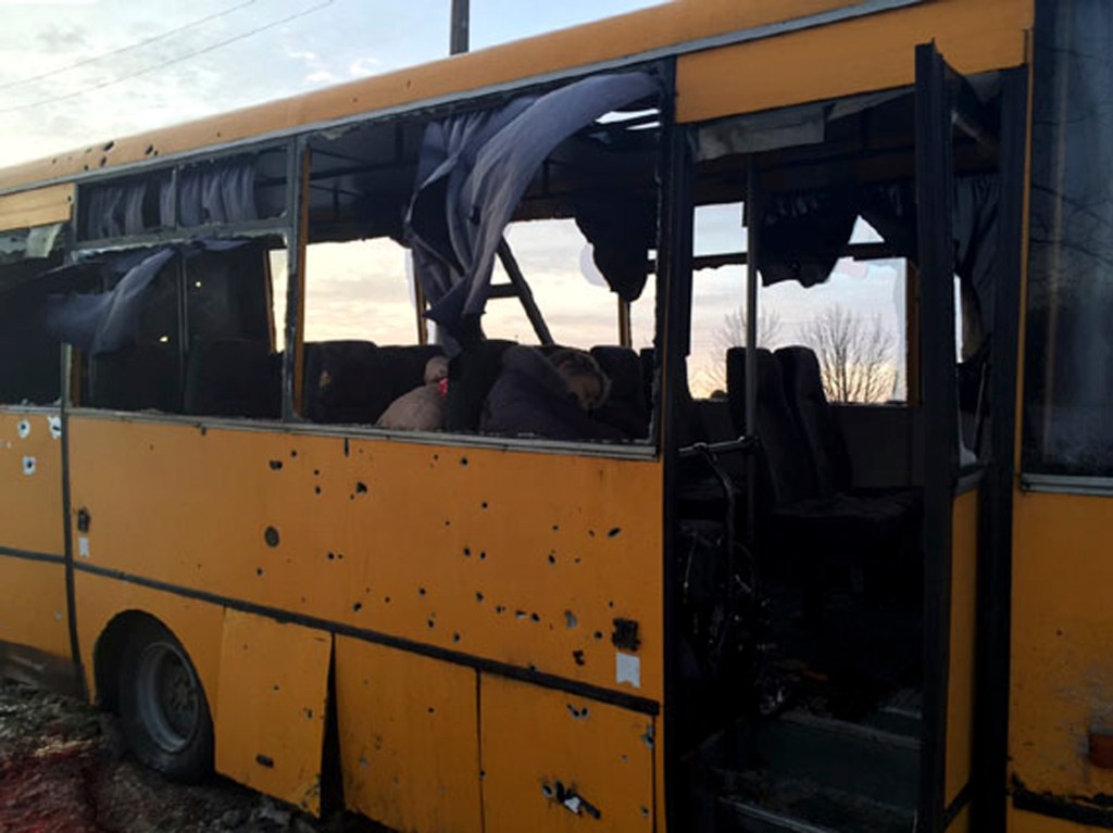 Ônibus atingido por ataque em Bugas, perto de Donetsk, área dominada por separatistas pró-Rússia na Ucrânia