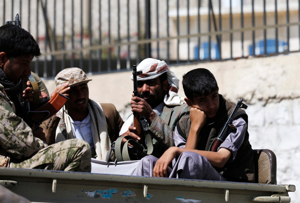 Rebeldes houthis em caminhão do lado de fora de um quartel da guarda presidencial em Sanaa, no Iêmen