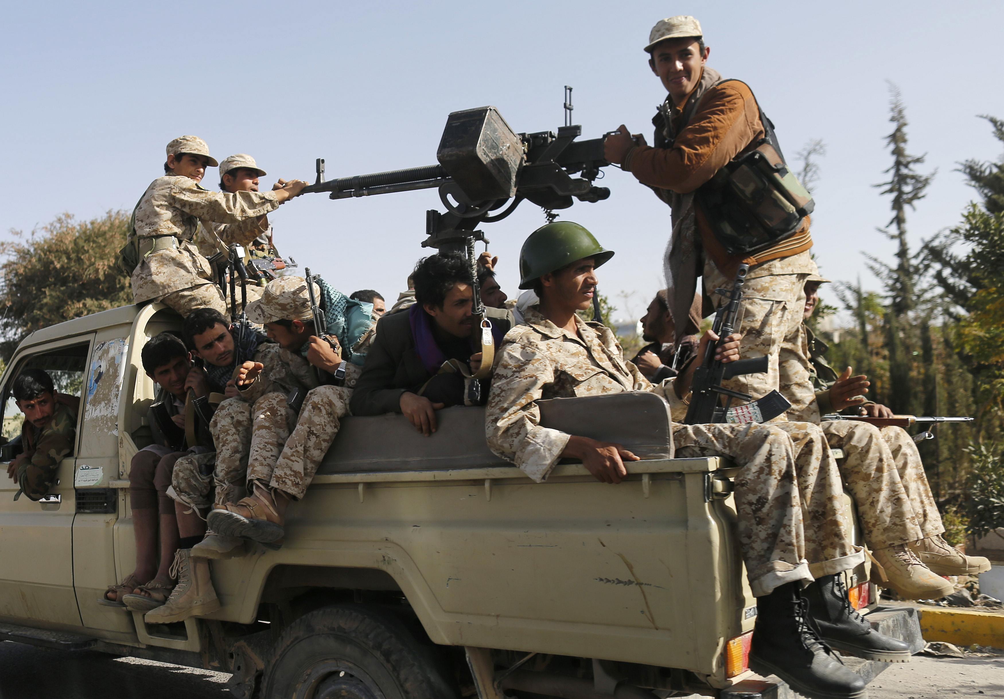 Rebeldes xiitas houthis patrulham uma rua da capital do Iêmen, Sanaa. A minoria invadiu a residência do presidente Abd-Rabbu Mansour
