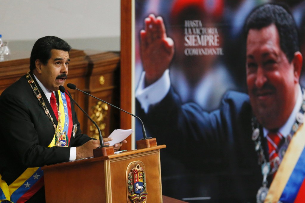 Ao lado de foto gigante de Hugo Chávez, Nicolás Maduro faz discurso anual na Assembleia Nacional da Venezuela