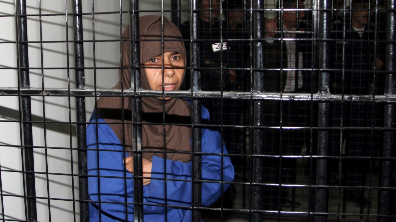 A iraquiana Sajedah Rishawi em uma corte militar na prisão de Juwaida, em Amã, na Jordânia, em foto de abril de 2006