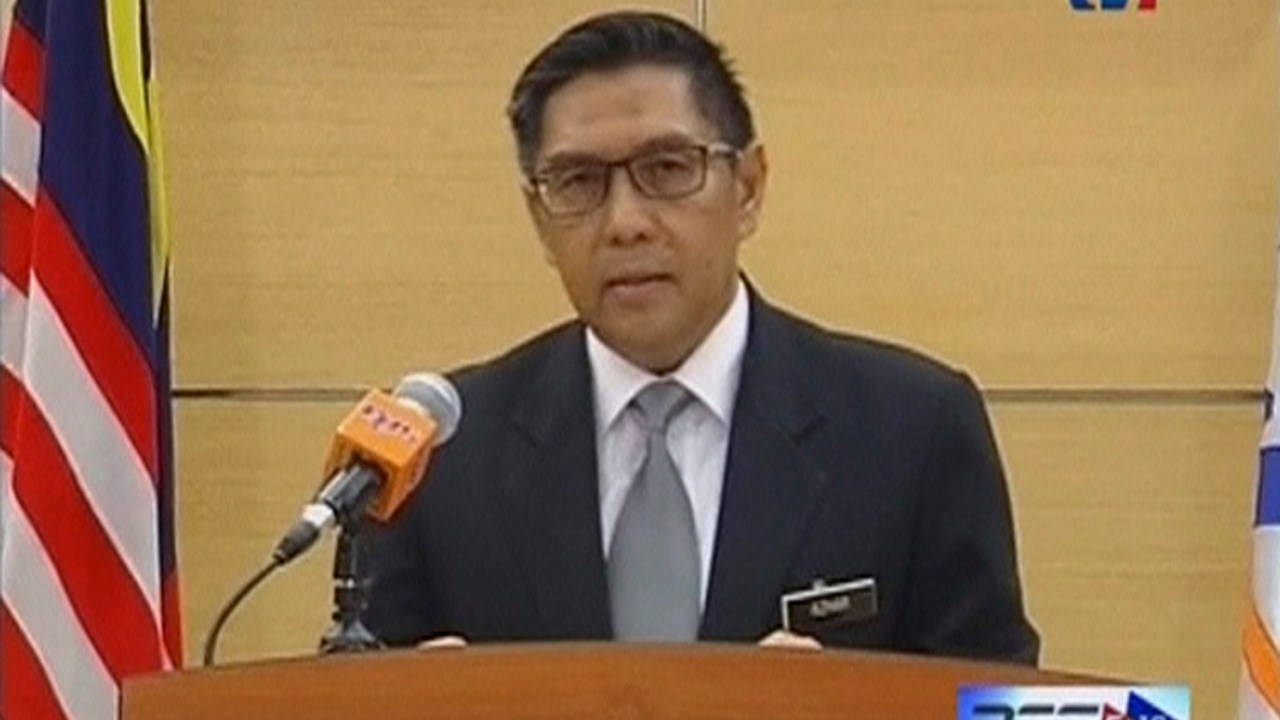O diretor-geral do Departamento de Aviação Civil da Malásia, Azharuddin Abdul Rahman, anuncia oficialmente que desaparecimento do voo MH370 da Malaysia Airlines foi um acidente