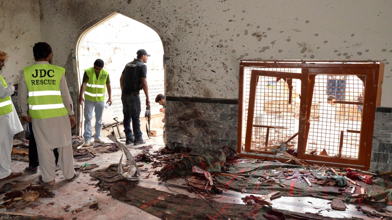 Equipes de resgate e policiais verificam mesquita que foi alvo de explosão em Shikarpur, na província de Sind, no sul do Paquistão