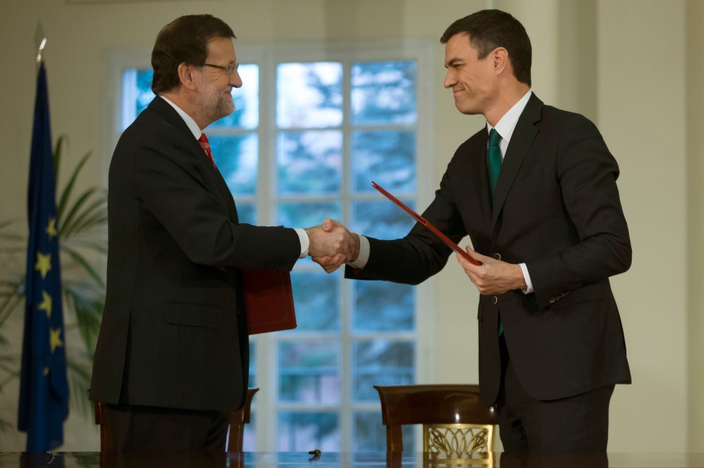 O primeiro-ministro Mariano Rajoy (esq) cumprimenta Pedro Sánchez, líder do opositor PSOE, na assinatura de acordo sobre projeto de combate ao terrorismo na Espanha