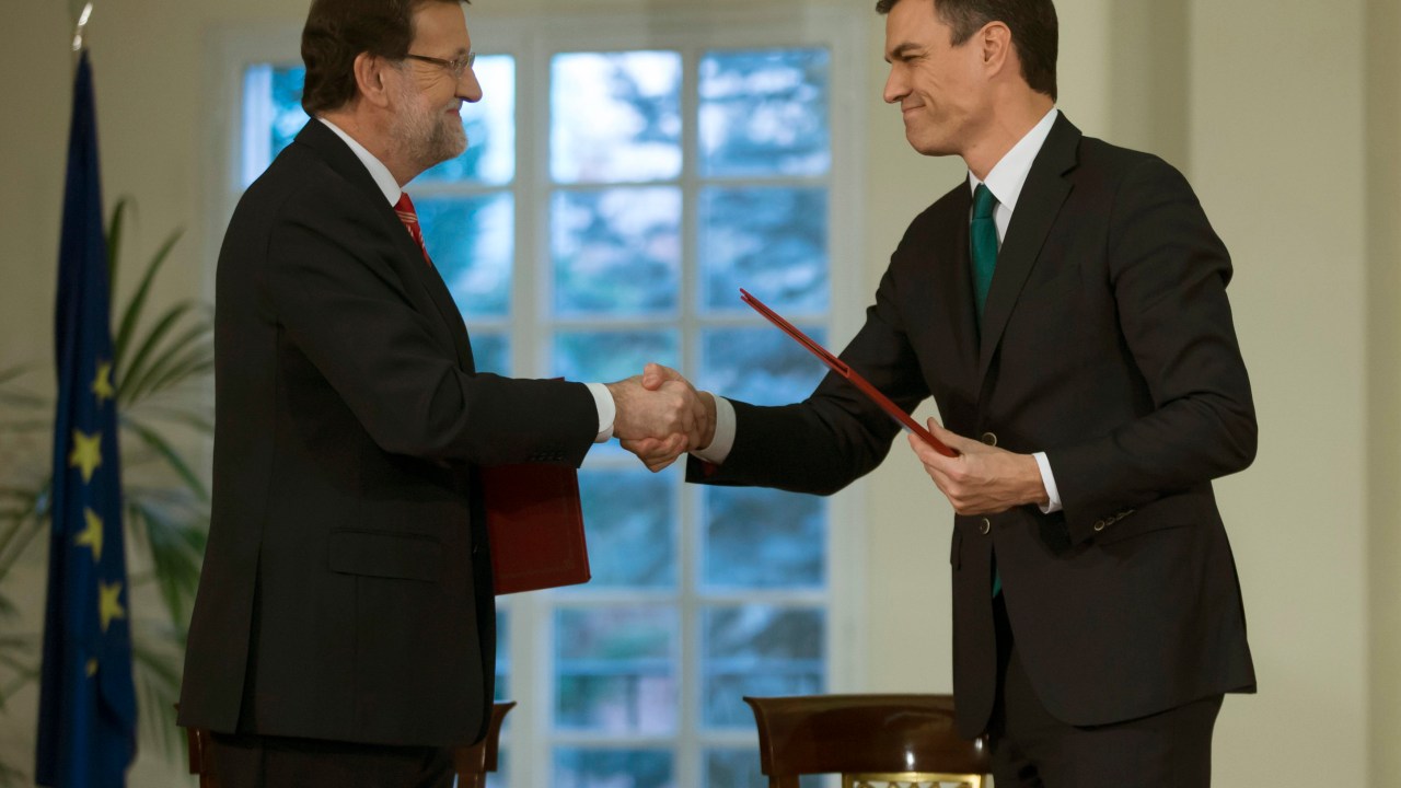 O primeiro-ministro Mariano Rajoy (esq) cumprimenta Pedro Sánchez, líder do opositor PSOE, na assinatura de acordo sobre projeto de combate ao terrorismo na Espanha