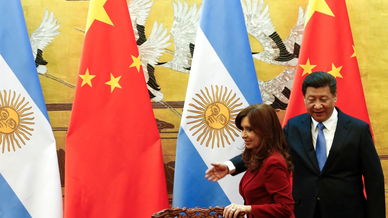 O presidente da China, Xi Jinping, recebe a presidente argentina Cristina Kirchner em Pequim, nesta quarta-feira (4/2/2015)