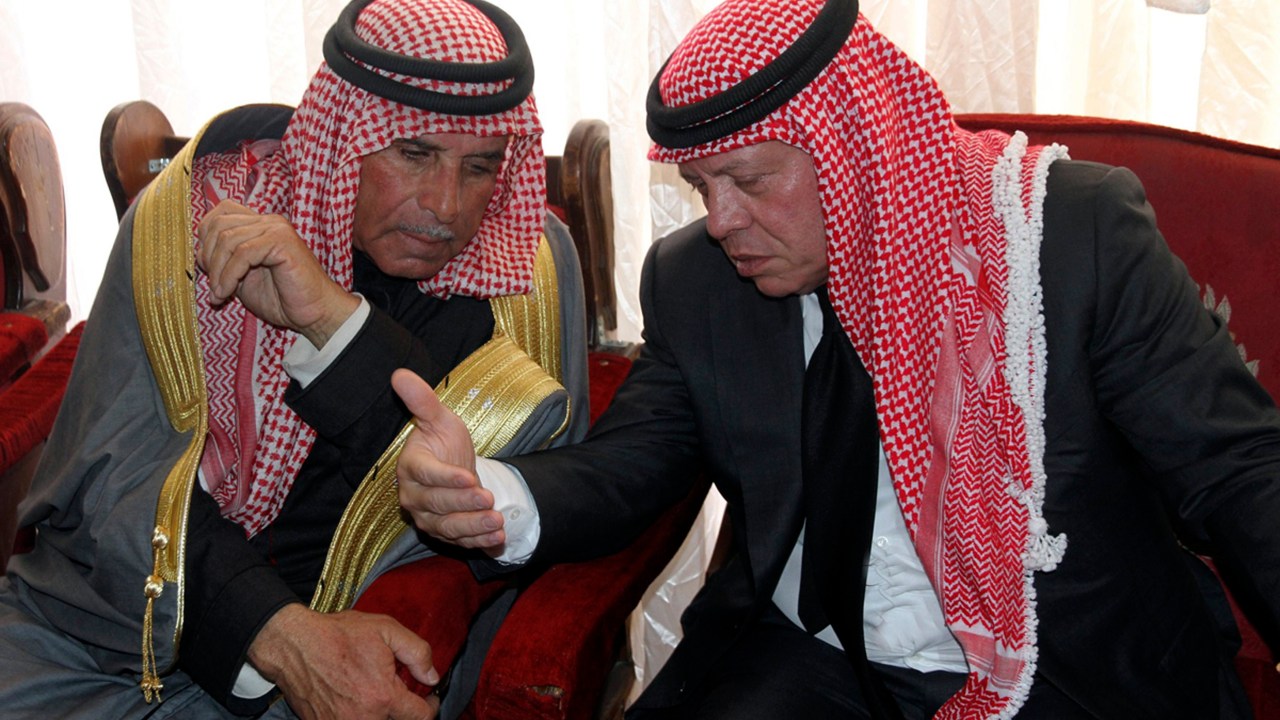 Rei Abdullah (dir), da Jordânia, conversa com Safi Kasasbeh, pai do piloto Moaz Kasasbeh, queimado vivo pelos terroristas do Estado Islâmico