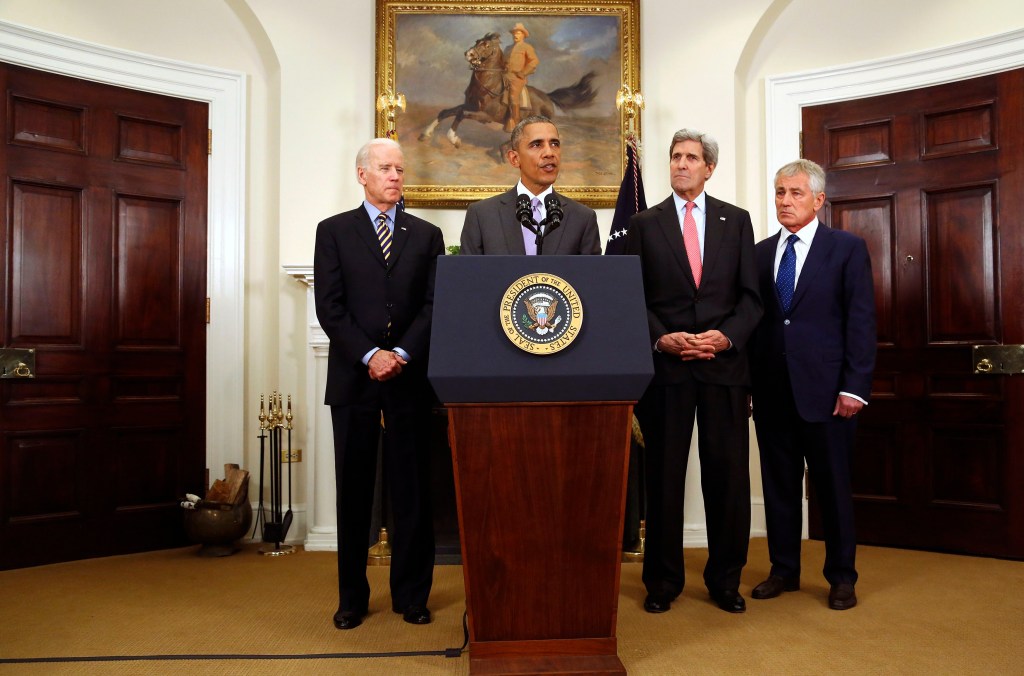 Barack Obama promete ‘derrotar’ o Estado Islâmico, em pronunciamento na Casa Branca ao lado do vice-presidente Joe Biden (esq), do secretário de Estado John Kerry e do secretário de Defesa Chuck Hagel