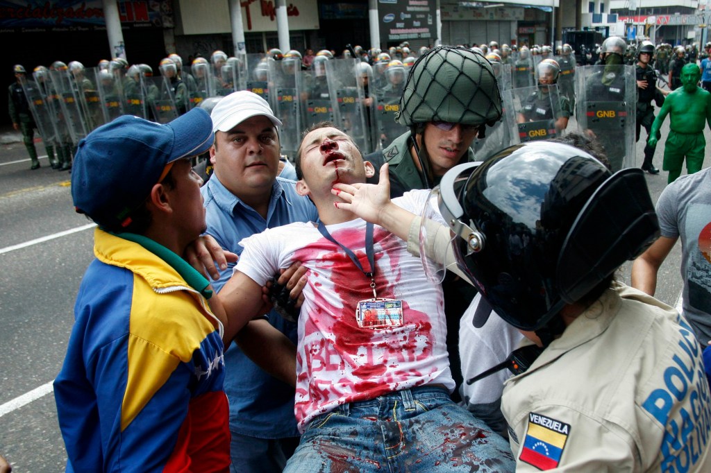 Um estudante é carregado depois de ficar ferido em um protesto contra o governo de Nicolás Maduro em San Cristóbal