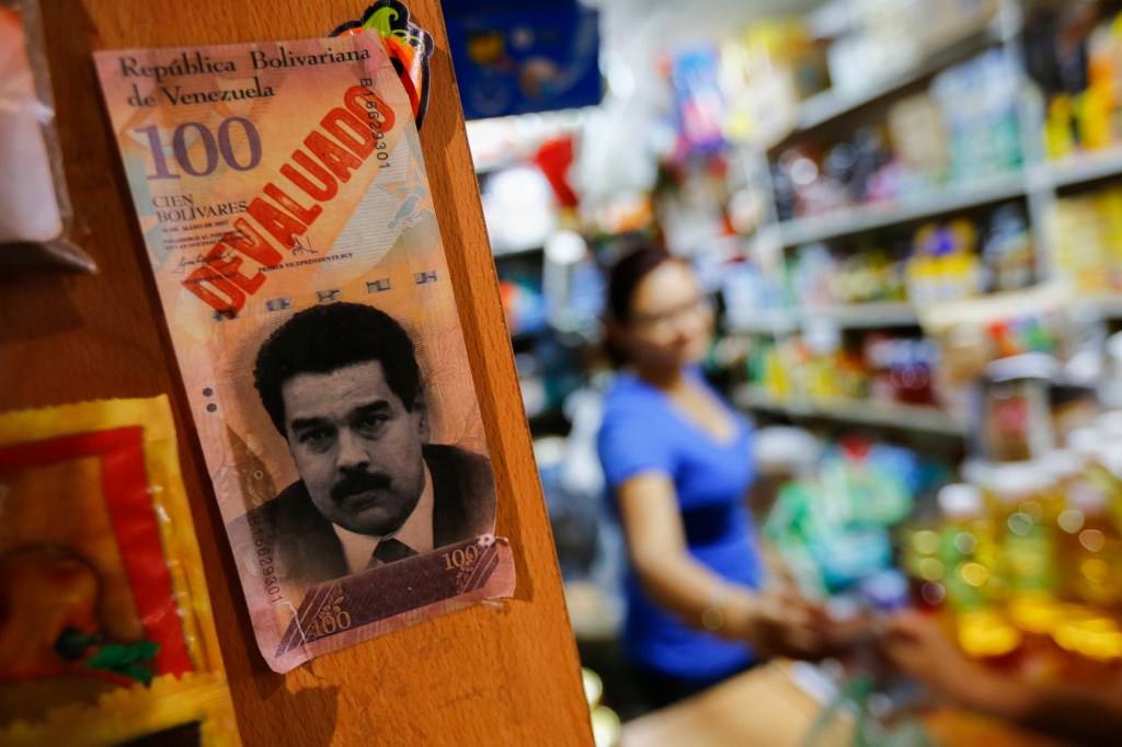 Nota de dinheiro falsa com o rosto de Nicolás Maduro e a palavra ‘desvalorizado’ foi colocada em um mercado em Caracas