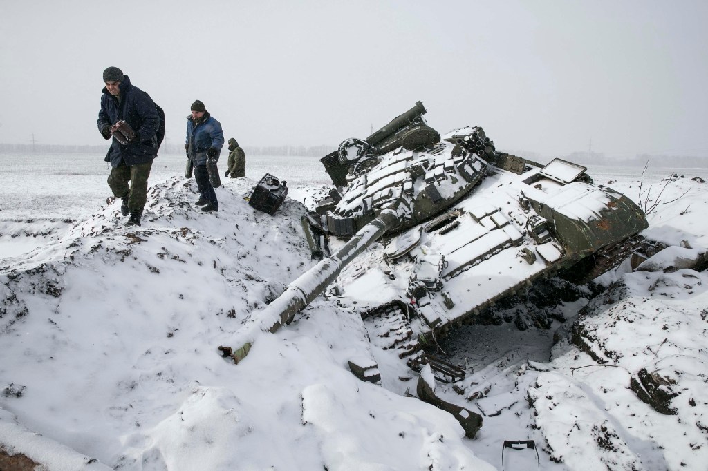 Separatistas recolhem partes de um tanque do Exército ucraniano destruído na cidade de Vuhlehirsk, cerca de 10 quilômetros a oeste de Debaltseve