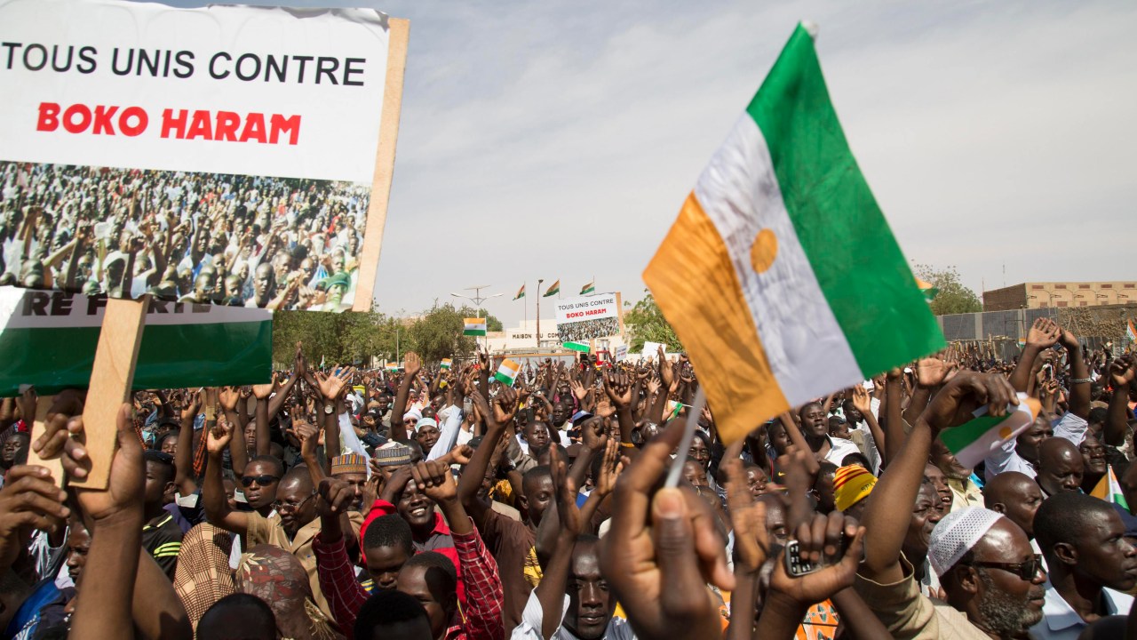 Manifestantes fazem protesto contra o Boko Haram e em apoio às forças de segurança em Niamey, no Níger