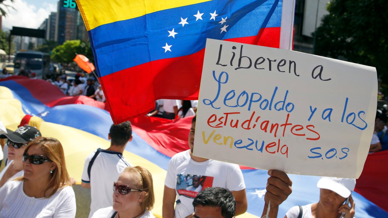 Manifestantes pedem libertação do opositor Leopoldo López, preso há um ano na Venezuela