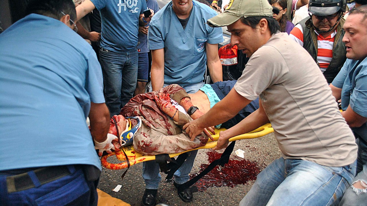 O estudante Kluiver Roa, de 14 anos, é carregado depois de ser baleado na cabeça durante um protesto em San Cristóbal, na Venezuela