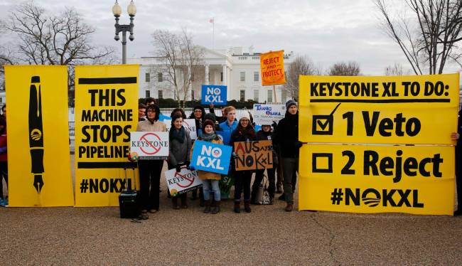 Grupo contrário à construção do oleoduto Keystone XL faz manifestação em frente à Casa Branca