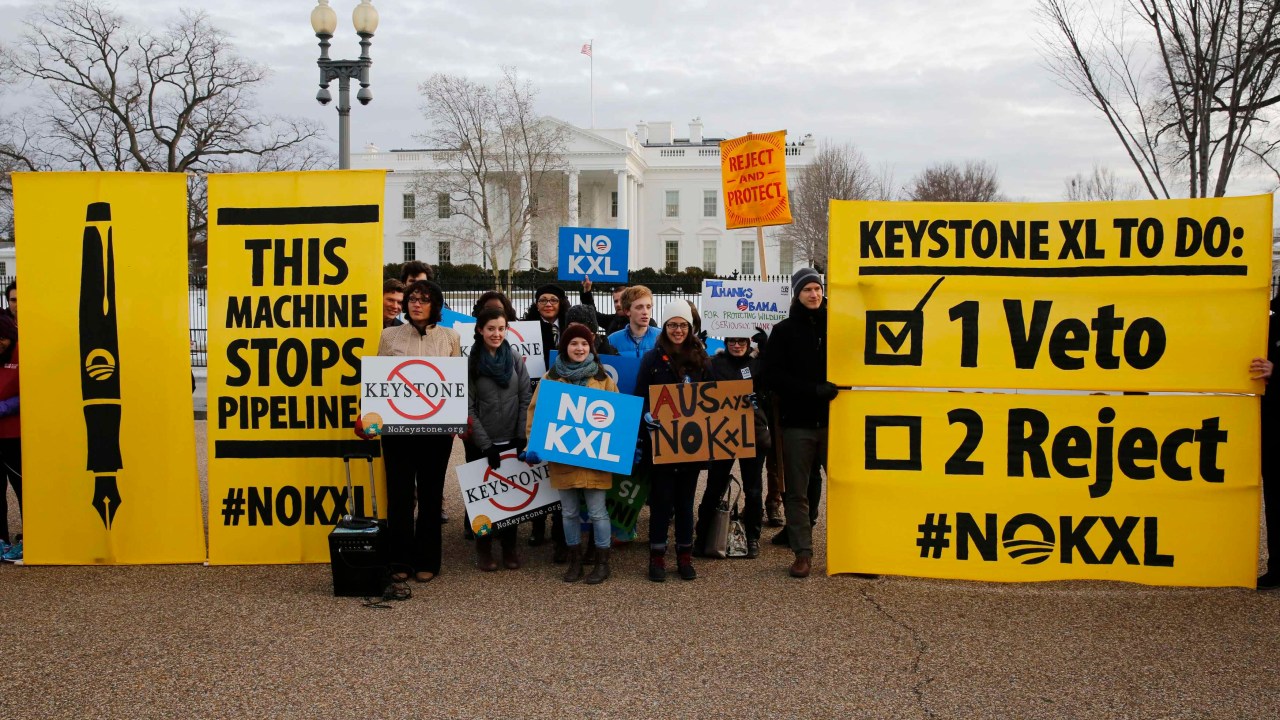 Grupo contrário à construção do oleoduto Keystone XL faz manifestação em frente à Casa Branca