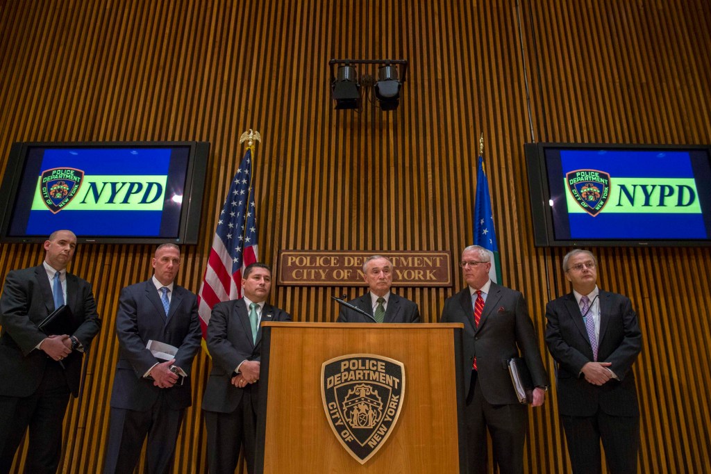 Representantes da polícia de Nova York e do FBI anunciam prisão de homens acusados de conspirar para se juntar ao Estado Islâmico