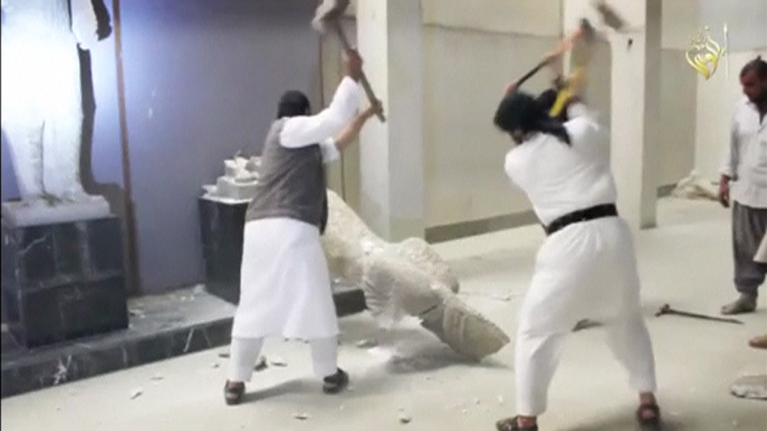 Em vídeo divulgado pelo Estado Islâmico, homens destroem estátuas em museu em Mosul, no Iraque
