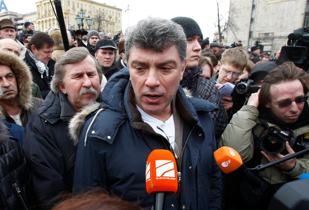 Russo Boris Nemtsov fala com jornalistas durante encontro de partidos de oposição em Moscou, em março de 2012