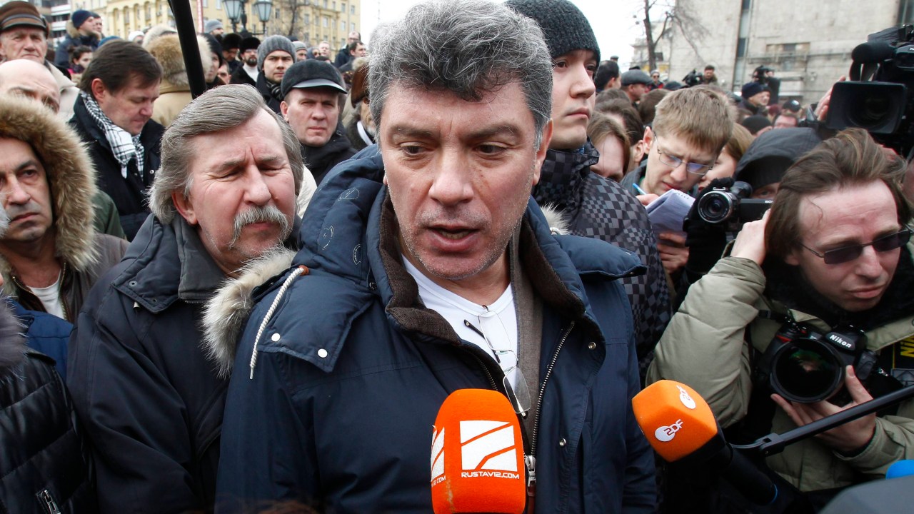 Russo Boris Nemtsov fala com jornalistas durante encontro de partidos de oposição em Moscou, em março de 2012