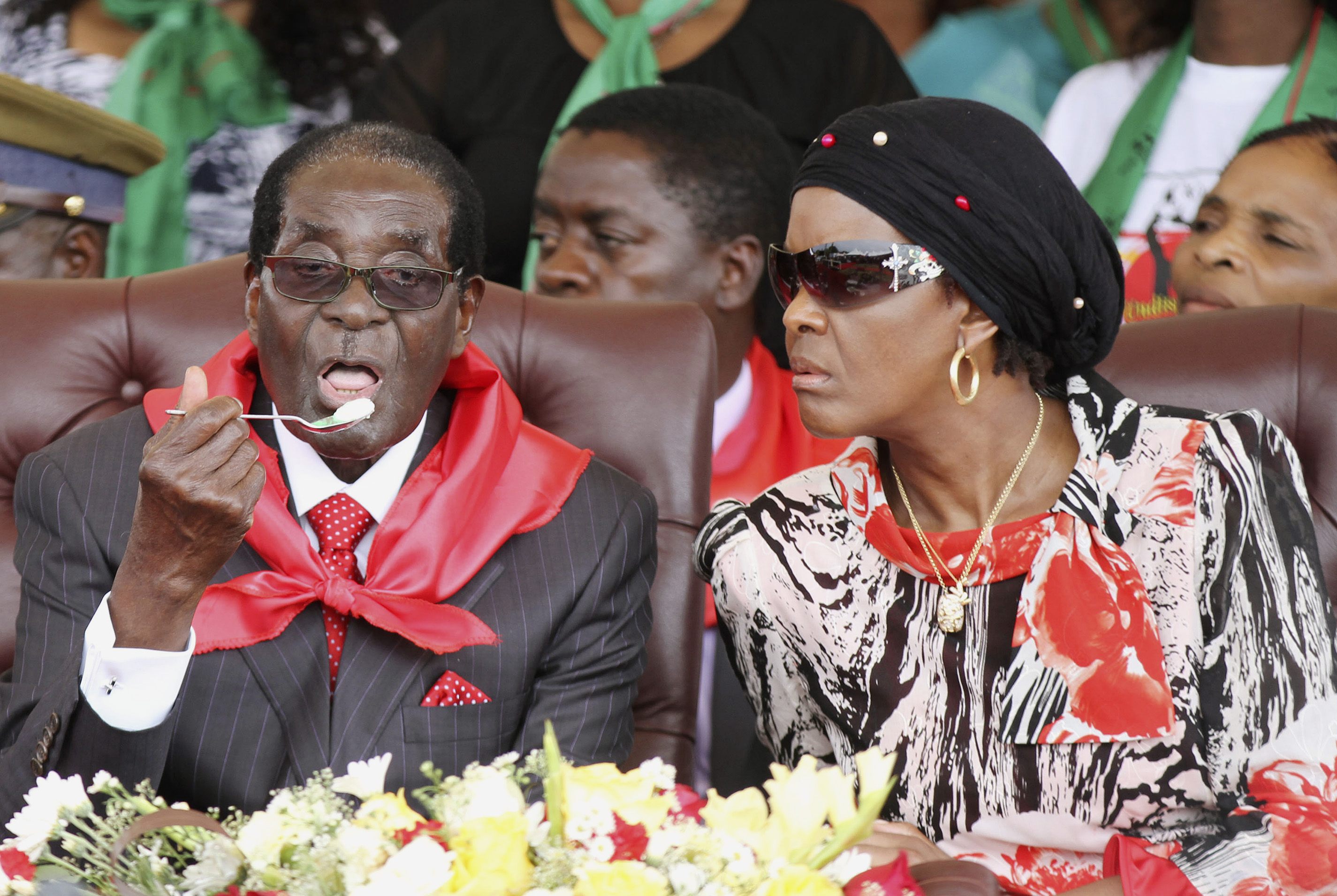 Robert Mugabe ao lado da mulher, Grace, durante a festa de 91 anos nas cataratas Victoria