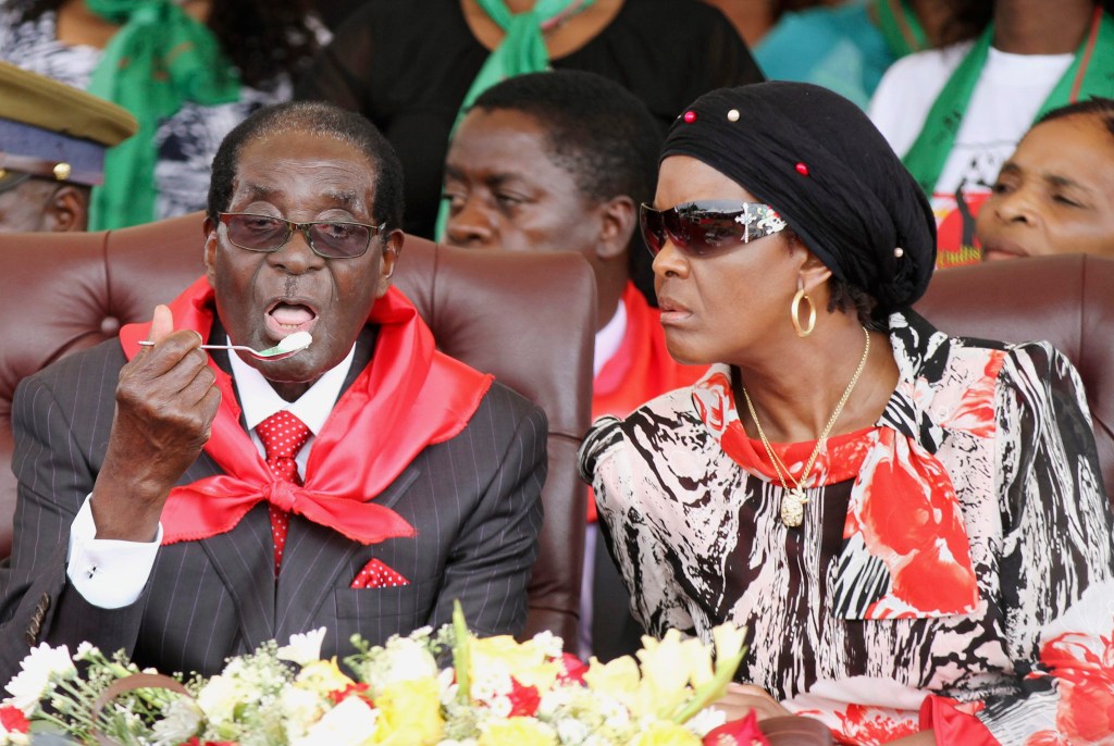 Robert Mugabe ao lado da mulher, Grace, durante a festa de 91 anos nas cataratas Victoria
