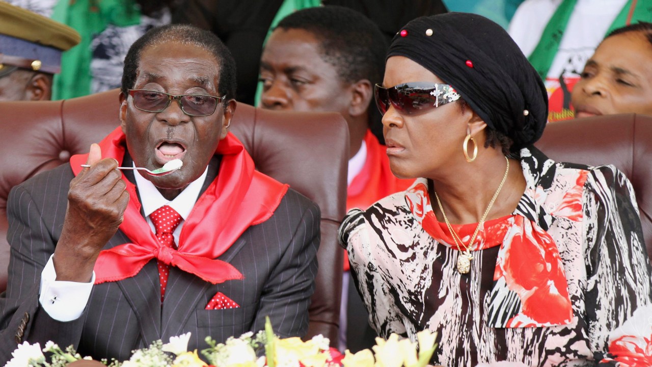 Robert Mugabe ao lado da mulher, Grace, durante a festa de 91 anos nas cataratas Victoria