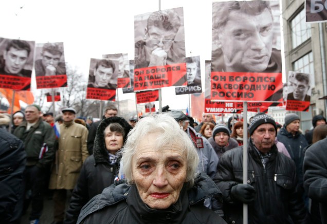 Manifestantes durante a passeata em homenagem a Boris Nemstov, no centro de Moscou