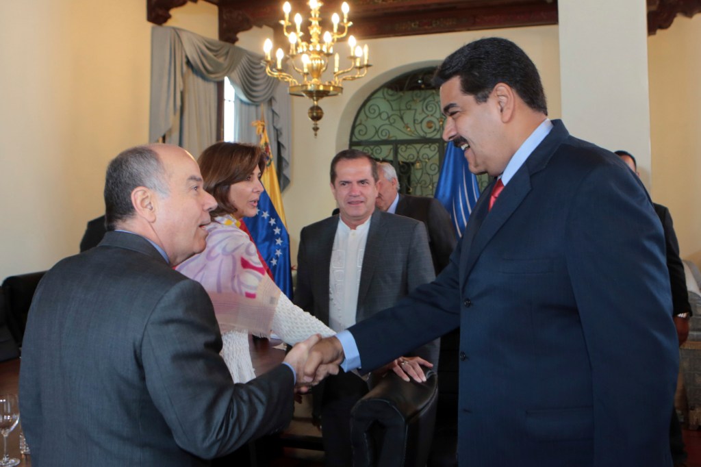 Nicolás Maduro cumprimenta o ministro das Relações Exteriores do Brasil, Mauro Vieira, durante reunião com delegação da Unasul em Caracas para tratar da crise na Venezuela