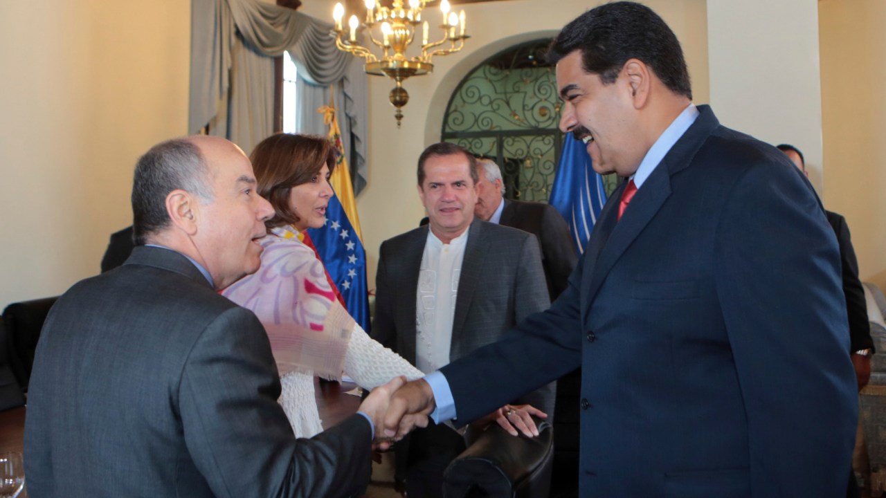 Nicolás Maduro cumprimenta o ministro das Relações Exteriores do Brasil, Mauro Vieira, durante reunião com delegação da Unasul em Caracas para tratar da crise na Venezuela
