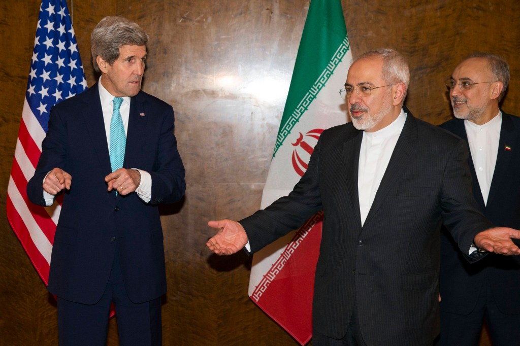 O secretário de Estado John Kerry (esq) e o ministro de Relações Exteriores do Irã, Mohammad Jawad Zarif, durante negociações do programa nuclear iraniano, em 2015