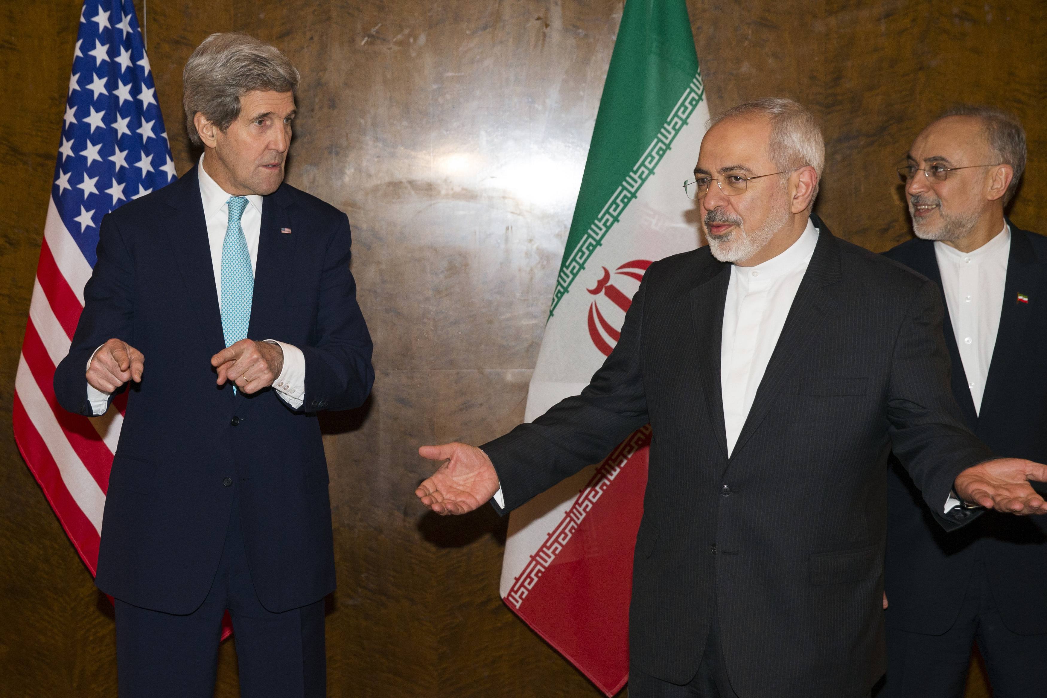O secretário de Estado John Kerry (esq) e o ministro de Relações Exteriores do Irã, Mohammad Jawad Zarif retomam negociações sobre programa nuclear iraniano em Montreux – 02/03/2015