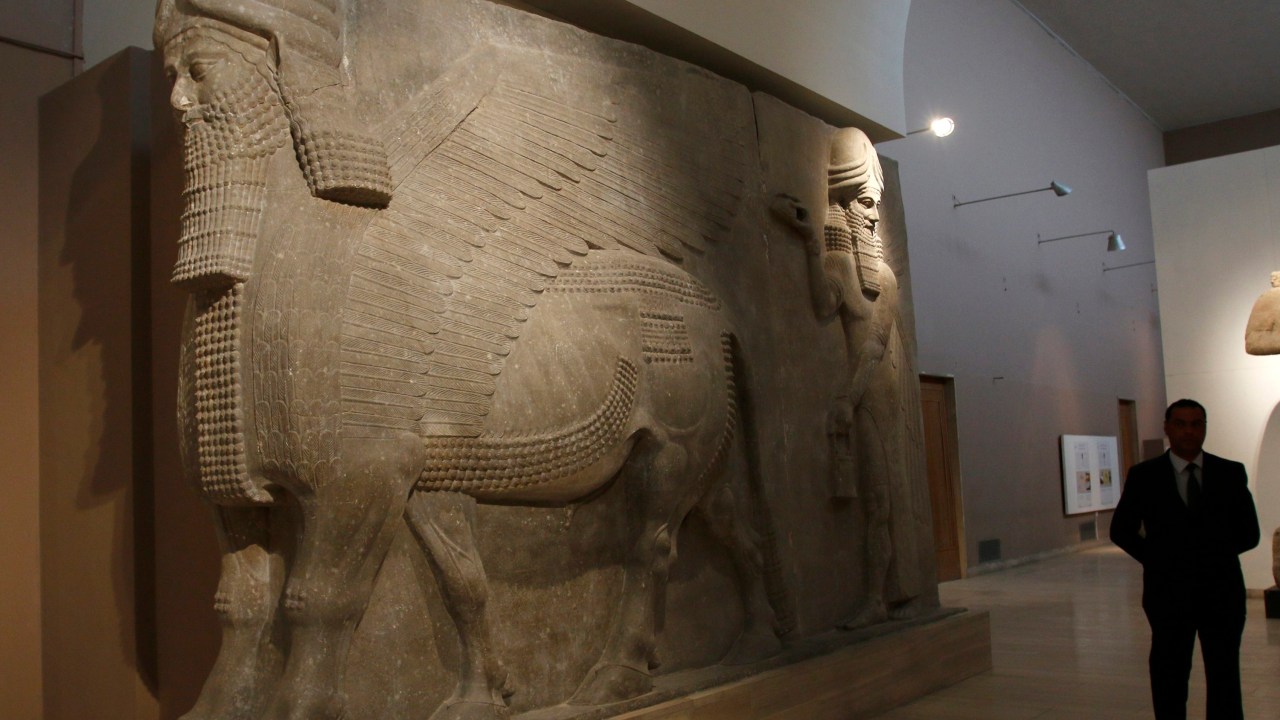 Estátua da região de Khorsabad em exposição no Museu Nacional do Iraque, em Bagdá