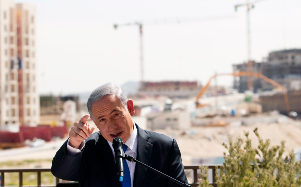 O primeiro-ministro de Israel, Benjamin Netanyahu, faz discurso em frente a nova construção em assentamento judaico na Cisjordânia ocupada – 16/3/2015