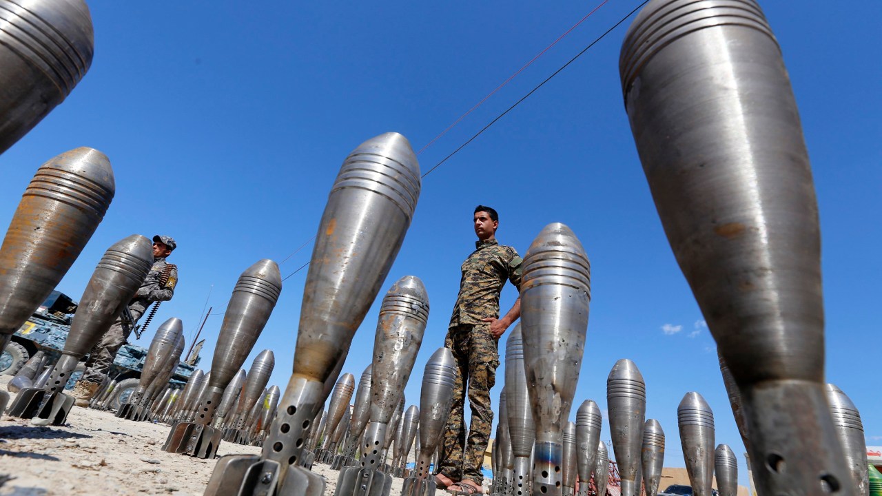 Membro das forças de segurança do Iraque perto de munição do Estado Islâmico